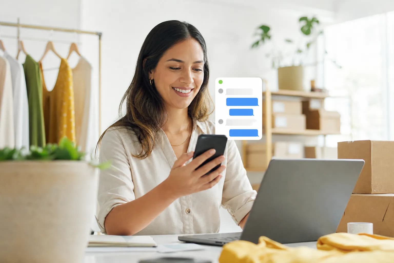 Profissional atendendo clientes pelo WhatsApp — O que é Marketing Messages Lite API (MM Lite)?