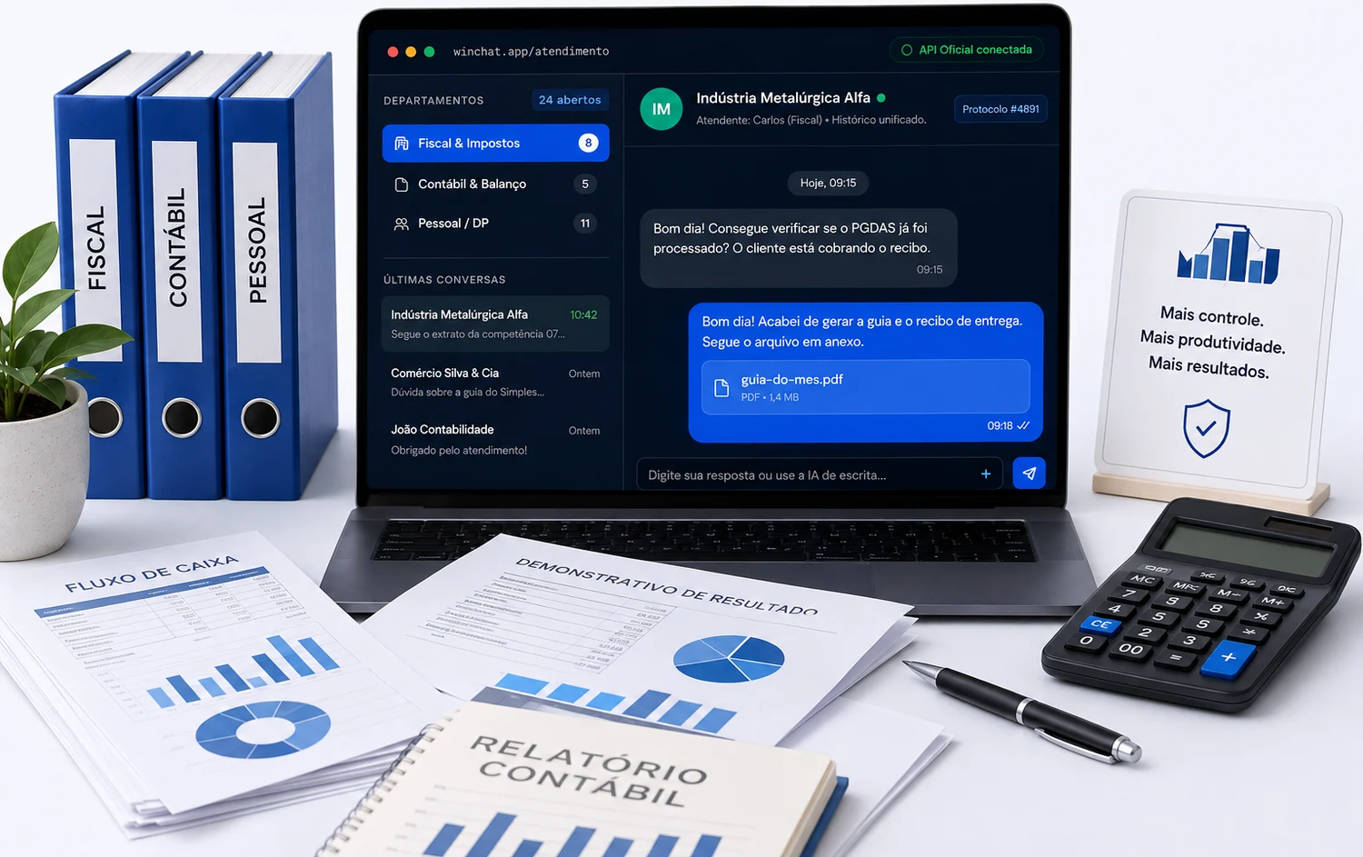 Notebook com o painel da WinChat mostrando os departamentos Fiscal, Contábil e Pessoal, ao lado de pastas e relatórios contábeis